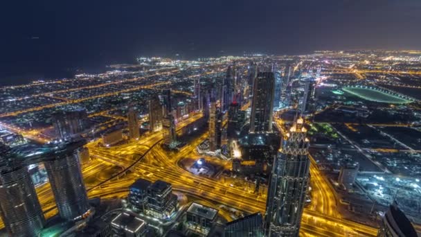 Innenstadt von Dubai Nacht Zeitraffer vor Sonnenaufgang. Luftaufnahme mit Türmen und Wolkenkratzern — Stockvideo