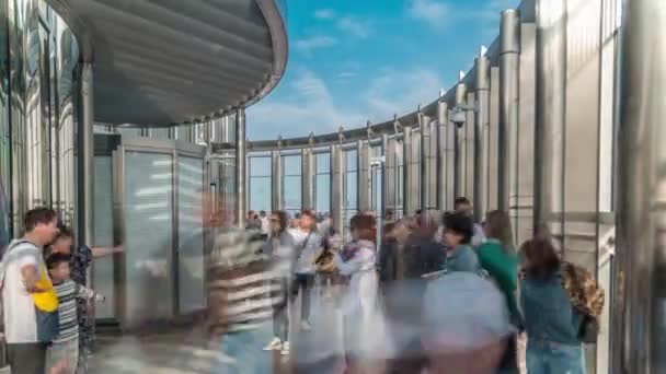 Les touristes se rencontrent au lever du soleil sur la plate-forme d'observation au 125 étage de la tour Burj Khalifa timelapse — Video