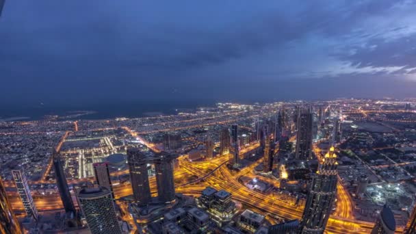 Centro di Dubai notte per giorno timelapse prima dell'alba. Vista aerea con torri e grattacieli — Video Stock