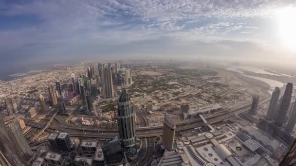 Центр Дубая в утренний час пик после восхода солнца. Вид с воздуха с башнями и небоскребами — стоковое видео