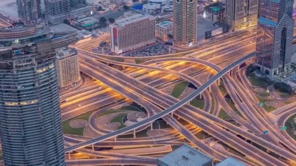 Vista aérea do intercâmbio de rodovias no centro de Dubai, noite a dia timelapse . — Vídeo de Stock