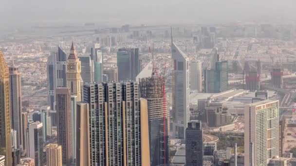 Στο κέντρο του Ντουμπάι την πρωινή χρονική διάρκεια μετά την Ανατολή. Εναέρια θέα με πύργους και ουρανοξύστη — Αρχείο Βίντεο