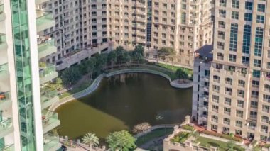 Dubai, Bae'de Greens semtinde ki insan yapımı göl ve konut binaları