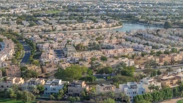 Veduta aerea di ville e case con campo da golf con prato verde e laghi timelapse — Video Stock