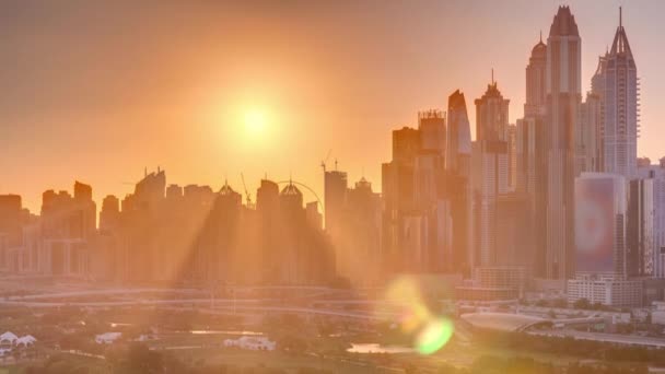 Dubai Marina Wolkenkratzer und Golfplatz Sonnenuntergang Zeitraffer, Dubai, Vereinigte Arabische Emirate — Stockvideo