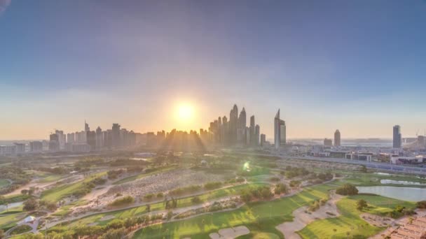 Dubai Marina arranha-céus e campo de golfe sunset timelapse, Dubai, Emirados Árabes Unidos — Vídeo de Stock