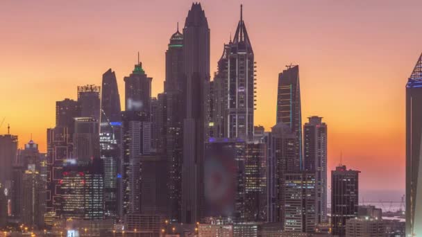 Небоскребы Dubai Marina и поле для гольфа днем и ночью, Дубай, Объединенные Арабские Эмираты — стоковое видео