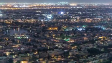 Golf sahası gece zaman aşımına sahip villa ve evlere havadan görünüm