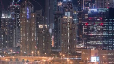 Golf sahası gece timelapse yakın Dubai Marina gökdelenler, Dubai, Birleşik Arap Emirlikleri