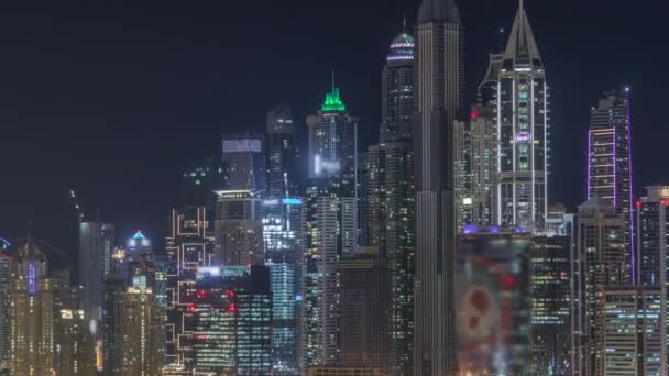 Dubai Marina wieżowce i pole golfowe Night timelapse, Dubaj, Zjednoczone Emiraty Arabskie — Wideo stockowe