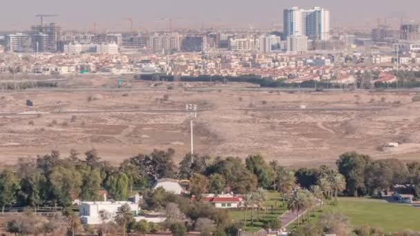 Luftaufnahme von Villen und Häusern mit Golfplatz mit grünem Rasen und Seen im Zeitraffer — Stockvideo