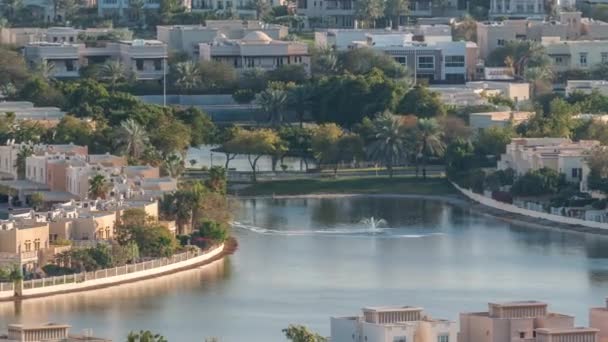 Yeşil çim ve göller timelapse ile Golf sahası ile villa ve evlere havadan görünümü — Stok video