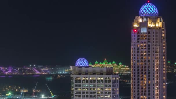 Dubai media city skyscrapers and golf course night timelapse, Dubai, Emirados Árabes Unidos — Vídeo de Stock