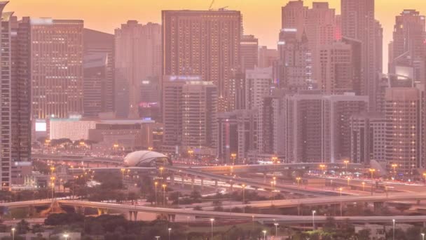 Dubai Marina rascacielos y campo de golf día a noche timelapse, Dubai, Emiratos Árabes Unidos — Vídeos de Stock