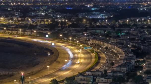 Légi felvétel a villák és a házak a golfpálya éjszakai TimeLapse — Stock videók