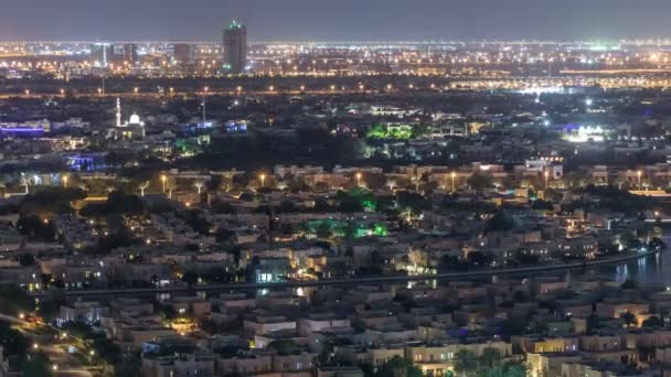 Vue aérienne des villas et des maisons avec parcours de golf nuit timelapse — Video