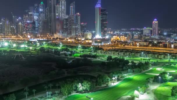 Dubai Marina skyskrapor och golfbana Night Timelapse, Dubai, Förenade Arabemiraten — Stockvideo