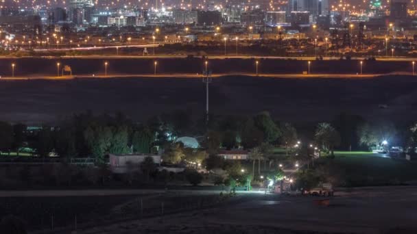 Luchtfoto naar villa's en huizen in de buurt van Golf baan Night timelapse — Stockvideo