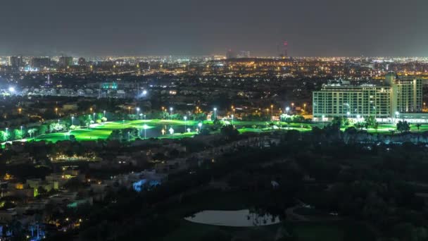 Vista aérea a villas y casas con campo de golf noche timelapse — Vídeos de Stock