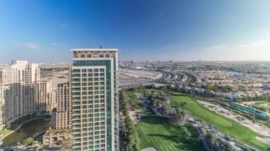 Villalar, evler ve Golf sahası timelapse ile Yeşiller ilçe hava paniramic görünümü