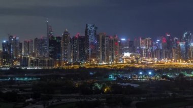 Jumeirah göl kuleleri ve Dubai marina gökdelenler ve golf sahası tüm gece timelapse sırasında, Dubai, Birleşik Arap Emirlikleri