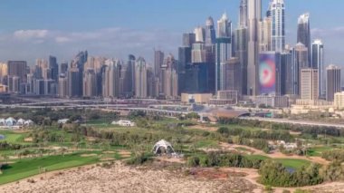 Dubai Marina gökdelenler ve golf sahası sabah timelapse, Dubai, Birleşik Arap Emirlikleri