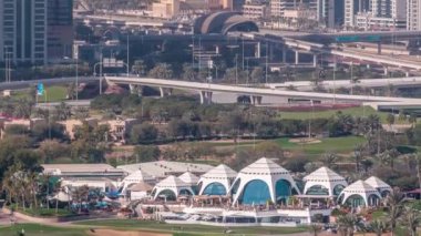Dubai Marina gökdelenler ve golf sahası sabah timelapse, Dubai, Birleşik Arap Emirlikleri