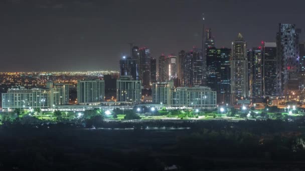 Jumeirah mrakodrapy na jezeře a golfový hřiště noční, Dubaj, Spojené arabské emiráty — Stock video