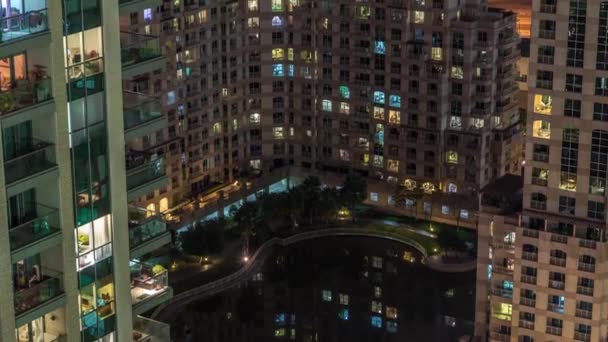 Lago artificial y edificios residenciales en Greens barrio noche timelapse en Dubai, Emiratos Árabes Unidos — Vídeos de Stock