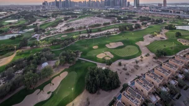 Dubai Marina drapacze chmur i pole golfowe dzień do nocy timelapse, Dubaj, Zjednoczone Emiraty Arabskie — Wideo stockowe