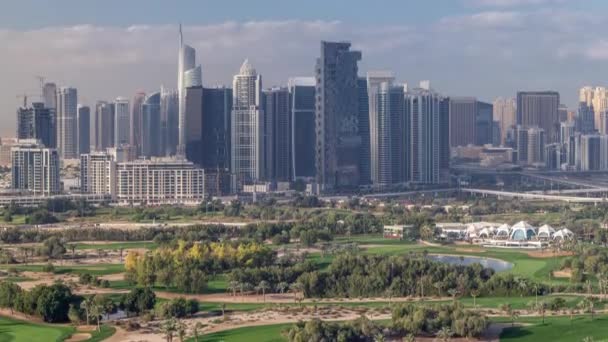 Dubai Marina wolkenkrabbers en golfbaan Morning timelapse, Dubai, Verenigde Arabische Emiraten — Stockvideo