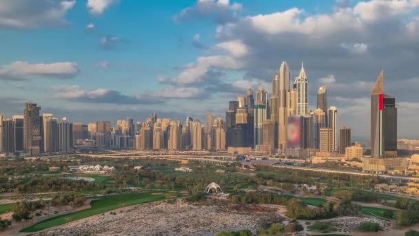 Dubai Marina wolkenkrabbers en golfbaan Morning timelapse, Dubai, Verenigde Arabische Emiraten — Stockvideo