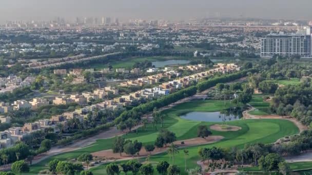 Вид с воздуха на виллы и дома с полем для гольфа с зеленой лужайкой и озерами — стоковое видео