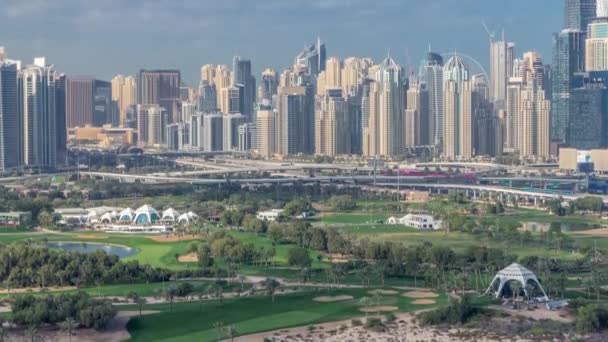 Dubai Marina Wolkenkratzer und Golfplatz Morgenzeitraffer, Dubai, Vereinigte Arabische Emirate — Stockvideo