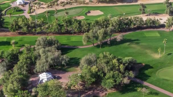 Ландшафт зеленого поля для гольфа с деревьями. Дубай, ОАЭ — стоковое видео