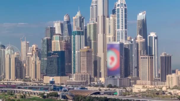 Dubai Marina rascacielos y campo de golf timelapse mañana, Dubai, Emiratos Árabes Unidos — Vídeo de stock