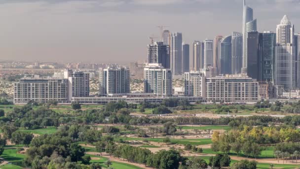 Dubai Marina wolkenkrabbers en golfbaan Morning timelapse, Dubai, Verenigde Arabische Emiraten — Stockvideo