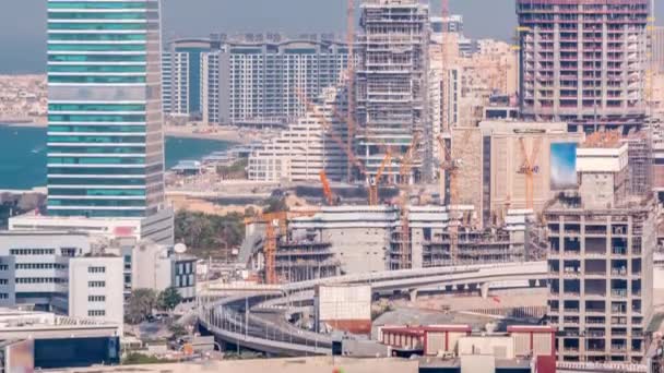 Dubai Media City wolkenkrabbers en bouwplaats op Palm Jumeirah timelapse, Dubai, Verenigde Arabische Emiraten — Stockvideo