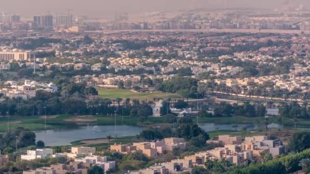 Bovenaanzicht van villa's en huizen met Golf baan met groen gazon en meren timelapse — Stockvideo