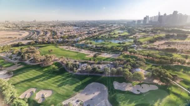 Campo de golfe e lago Jumeirah torres arranha-céus antes do pôr-do-sol timelapse,, Dubai, Emirados Árabes Unidos — Vídeo de Stock