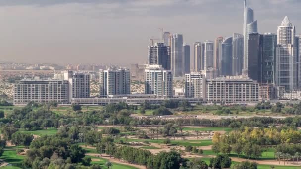 Dubai Marina rascacielos y campo de golf timelapse mañana, Dubai, Emiratos Árabes Unidos — Vídeo de stock