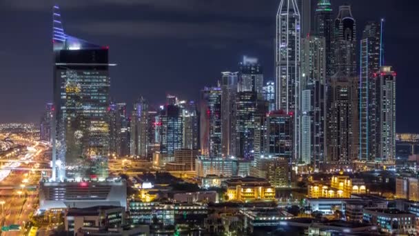 Dubai Media City con edificios modernos timelapse noche aérea, Emiratos Árabes Unidos — Vídeos de Stock