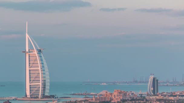 Vista aerea del Burj Al Arab hotel da Internet città giorno a notte timelapse . — Video Stock