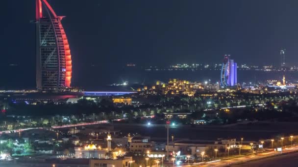 Internet şehir gece timelapse Burj Al Arab otel havadan görünümü. — Stok video