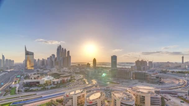 Coucher de soleil sur Dubai Media City avec des bâtiments modernes timelapse aérienne, Émirats arabes unis — Video