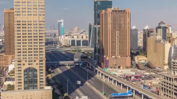 Şeyh Zayed Road hava timelapse geçiş ile Skyline internet şehir — Stok video