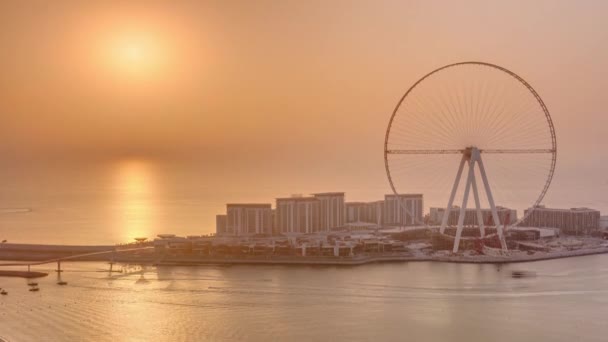Coucher de soleil sur Bluewaters Island à Dubaï timelapse aérienne . — Video