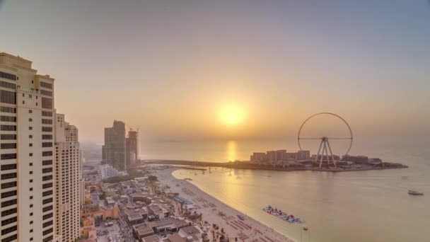 Coucher de soleil front de mer Jumeirah Beach Residence JBR skyline timelapse aérien avec yacht et bateaux — Video