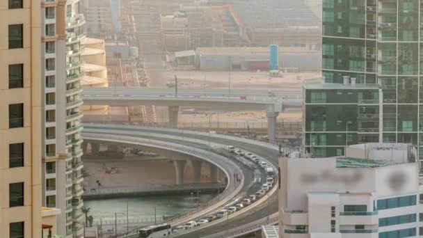 Tráfico en el puente de JBR y el puerto deportivo de Dubái durante el lapso de tiempo de puesta del sol . — Vídeos de Stock