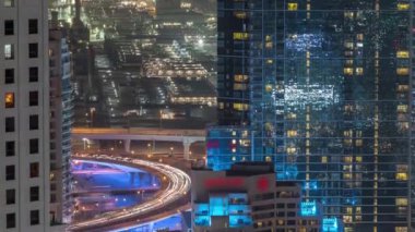 Jbr ve Dubai marina hava gece timelapse de köprü de Trafik.